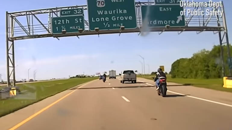 Μοτοσικλετιστής συλλαμβάνεται και βάζει τα κλάματα!